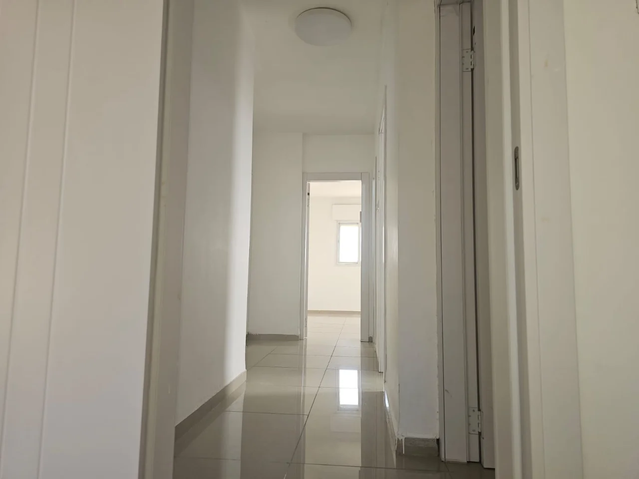 דירת 4 חדרים מרווחת ומשופצת במקום מרכזי — תמונה 3