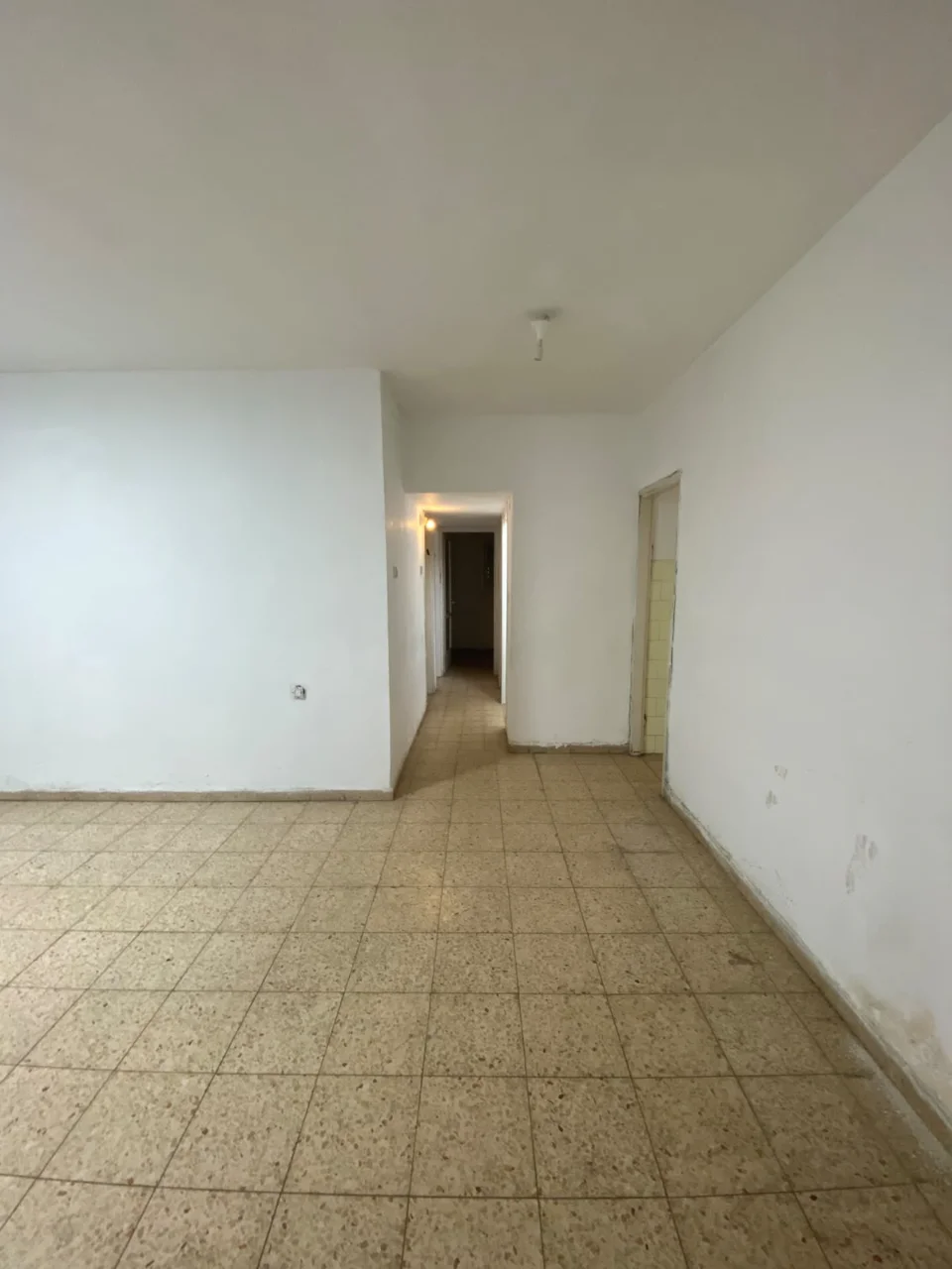 דירת 4 חדרים גדולה ומרווחת, חדרים גדולים ומרפסת.