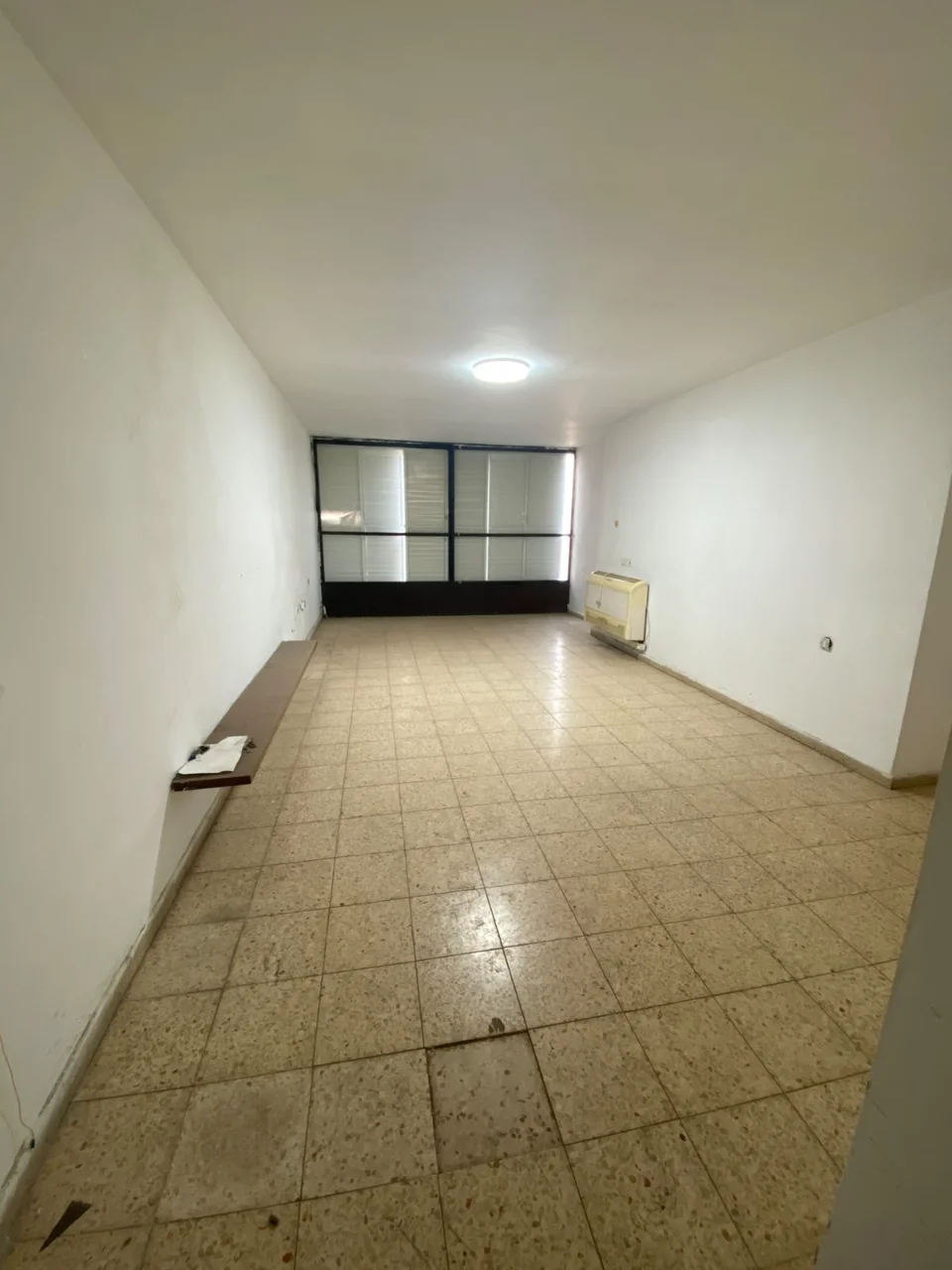דירת 4 חדרים גדולה ומרווחת, חדרים גדולים ומרפסת. — תמונה 2