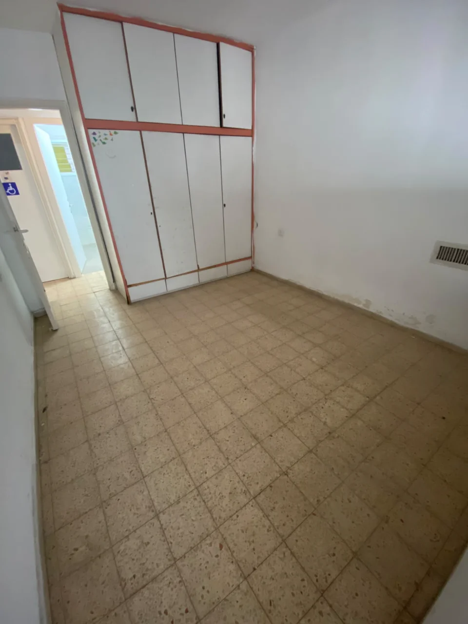 דירת 4 חדרים גדולה ומרווחת, חדרים גדולים ומרפסת. — תמונה 3