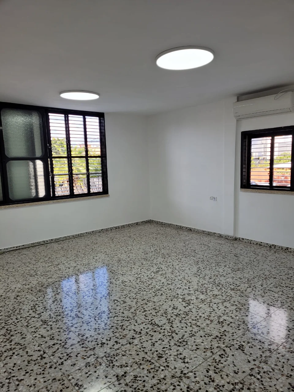 דירת 5 חדרים ענקית + מרפסת 70 מר